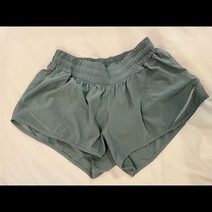 Lulu Lemon Hotty Hot Low-Rise Lined Short 2.5"
